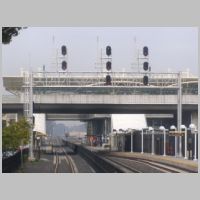 Caltrain_CP-BART-nb-gantry-tk1-Clear+Milbrae-Sta-zoom.jpg