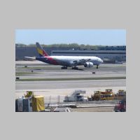 JFK_Asiana-HL7791-B777-landed-13L.jpg