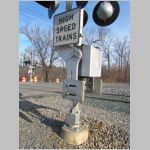 Amt_Hudson-Line-Signal-MP153.46-Morris-Rd-xing-HST-sign.jpg