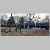 CSX_Met-Sub_12.4-tank-cars-Garrett-Park-xing.jpg