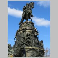 Philly_Art-Museum-Geo-Washington-statue-upper-nwd-angle.jpg