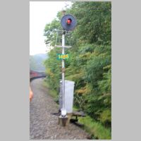 RBMN_Lehigh-Line-Signal-148S-SL-mast-lit+Pittston-Ramble-cars.jpg