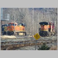 BNSF_6321+6928-rear+ATSF_xxxx-rear+CSX_2006+SOUTH-WB-1sw+PSR-zoom.jpg